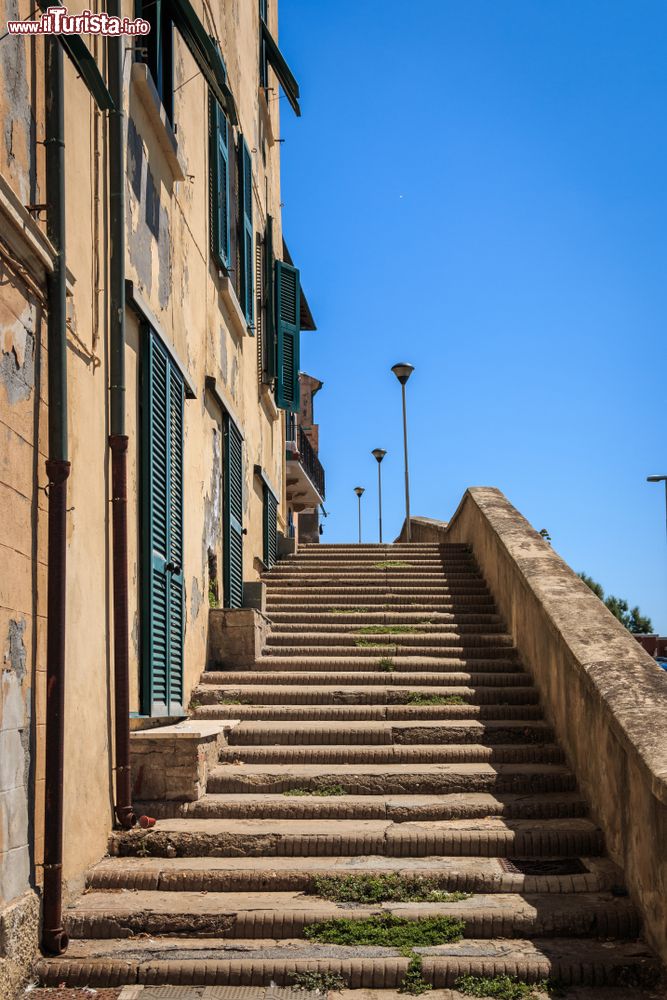 Immagine Una scalinata nel centro storico di Piombino, Toscana. 