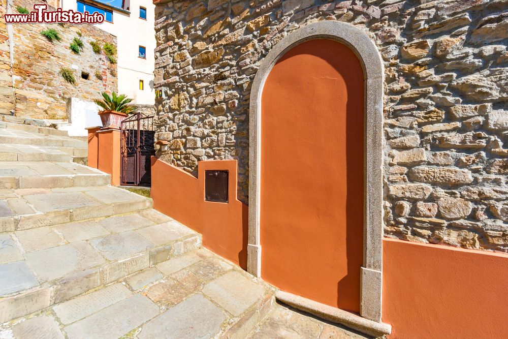 Immagine Una scalinata nel centro storico di Scarlino, borgo della Toscana