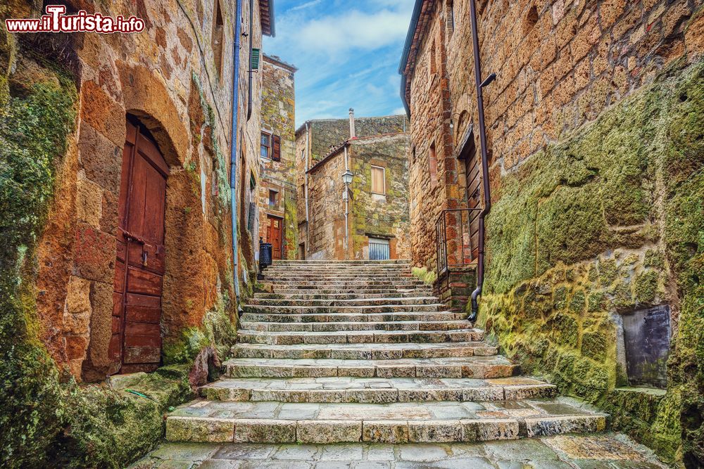 Immagine Una scalinata nel cuore del centro storico di Pitigliano, Toscana.