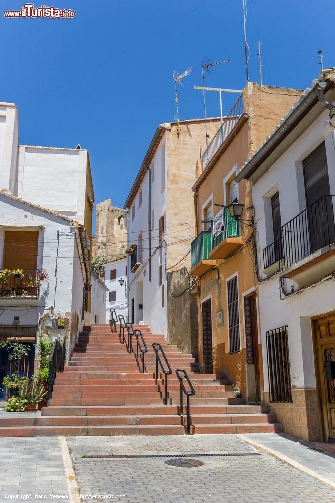 Immagine Una scalinata nel vecchio centro di Bunol, cittadina nei pressi di Valencia (Spagna) - © Marc Venema / Shutterstock.com
