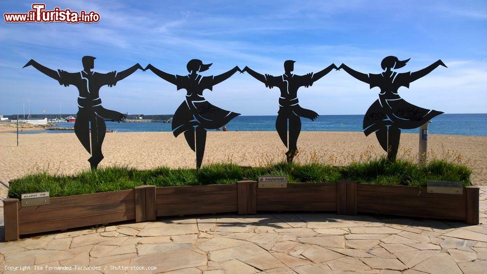 Immagine Una scultura dedicata alla sardana nella città di Blanes, Costa Brava, Spagna. La sardana è il tradizionale ballo della Catalogna. Rappresenta il simbolo di unità per i catalani - © Isa Fernandez Fernandez / Shutterstock.com