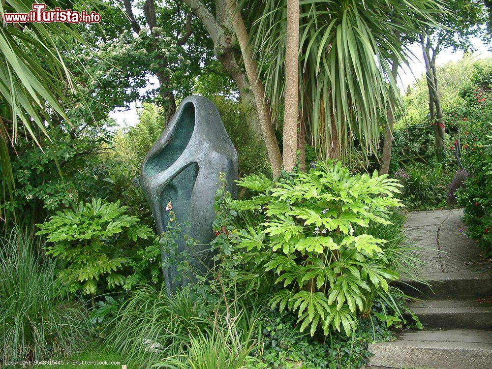 Immagine Una scultura di Barbara Hepworth in un giardino di St. Ives, Cornovaglia, Regno Unito - © 9548315445 / Shutterstock.com