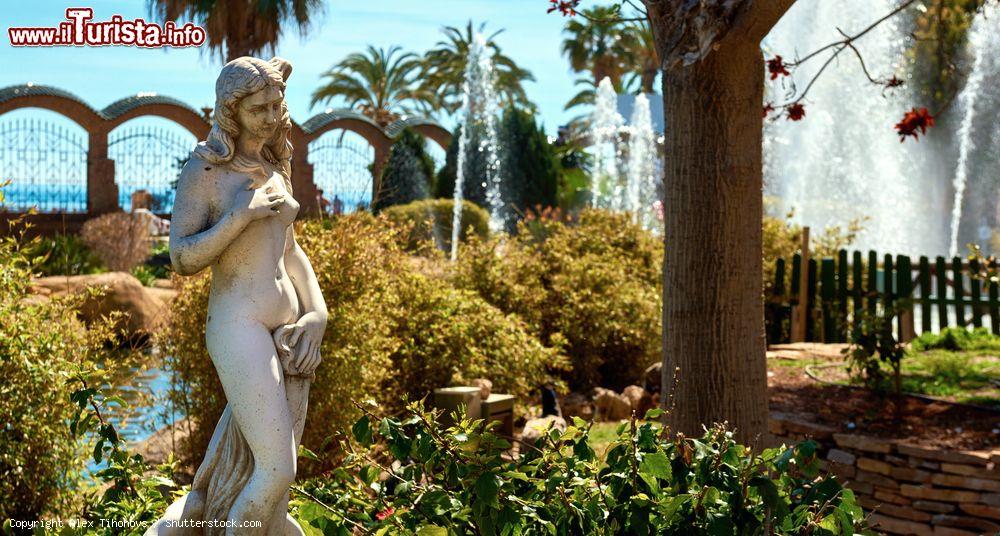 Immagine Una scultura di donna nel giardino di Marina d'Or a Oropesa del Mar, Spagna. Immerse fra la vegetazione di quest'area verde incantata si possono ammirare fontane e decorazioni scultoree di grande bellezza - © Alex Tihonovs / Shutterstock.com