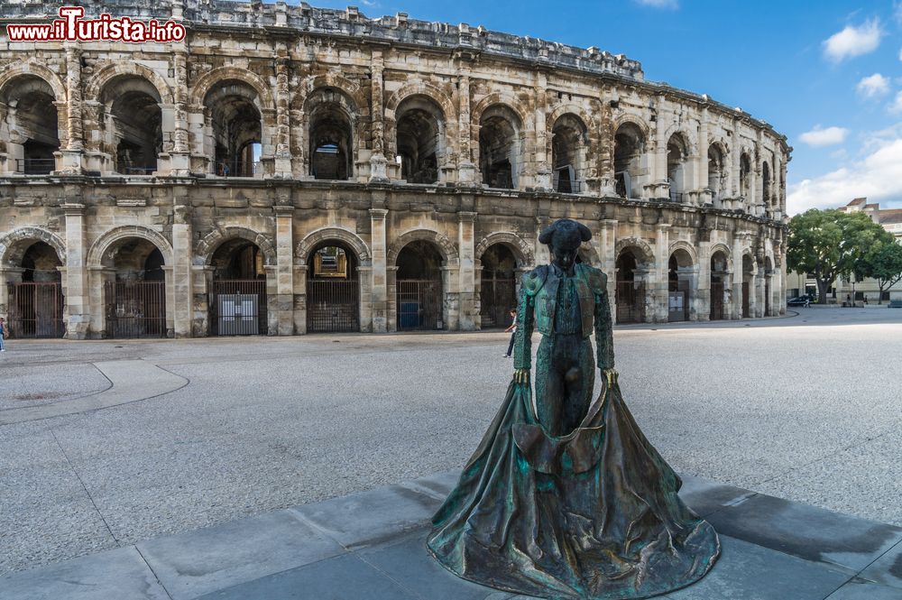 Immagine Una scultura di torero dinnanzi la Arena di Arles, antico Anfiteatro Romano della Provenza in Francia