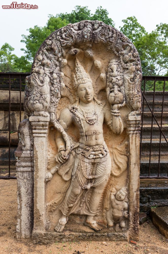 Immagine Una scultura in pietra fra le rovine della città sacra di Anuradhapura, Sri Lanka.