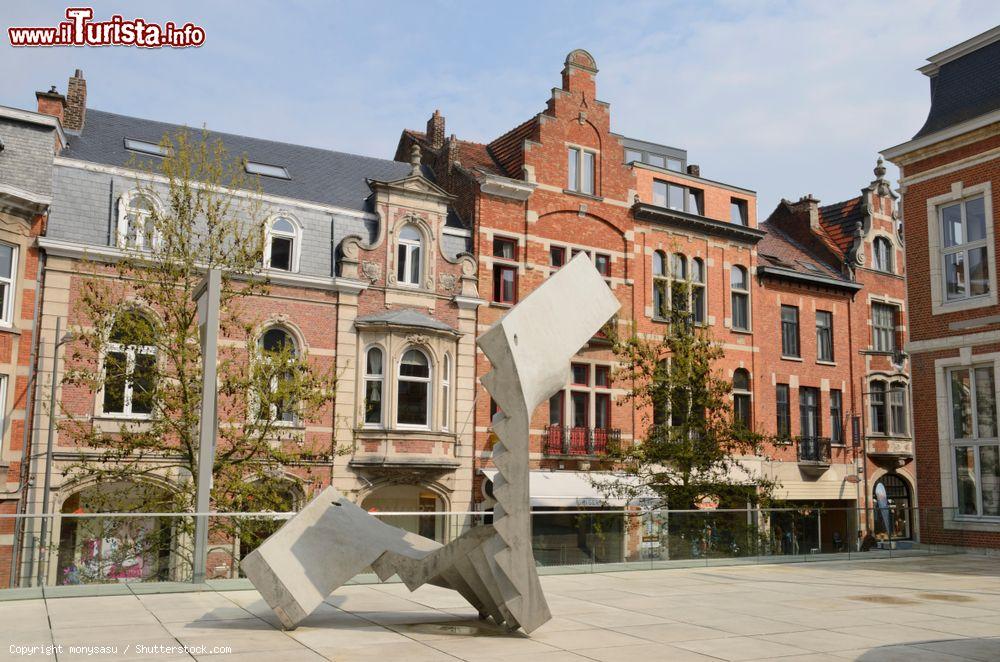 Immagine Una scultura moderna sulla terrazza di un museo a Leuven, Belgio - © monysasu / Shutterstock.com