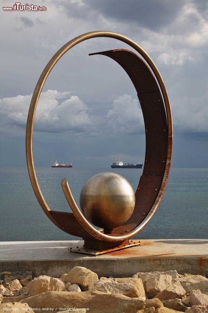 Immagine Una scultura moderna sull'argine del Molos, Limassol, Cipro - © Shevchenko Andrey / Shutterstock.com