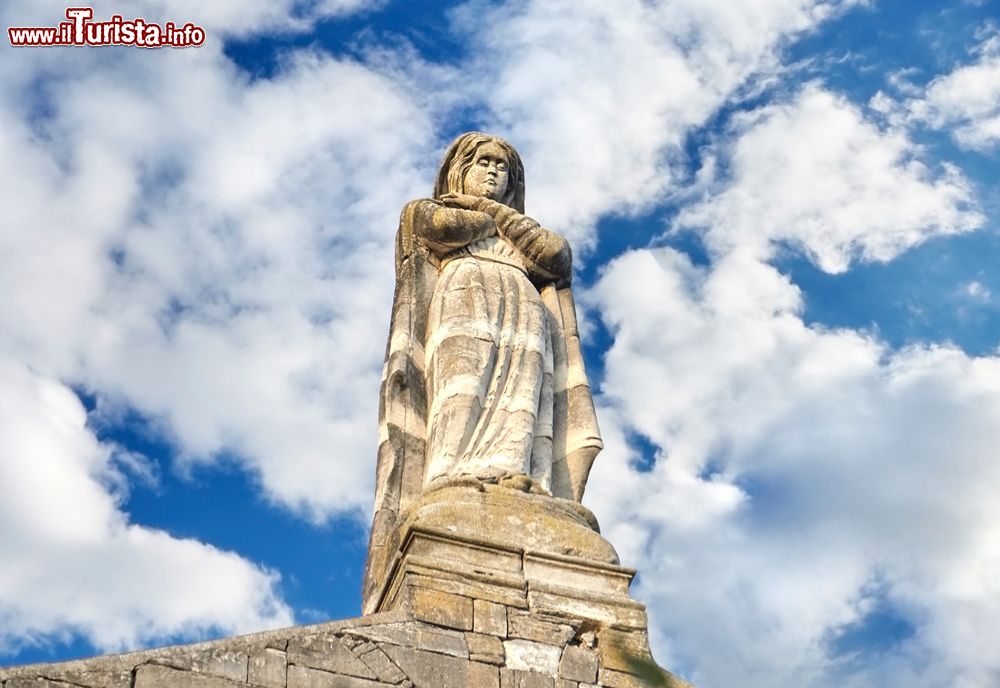 Immagine Una scultura sulla chiesa di Saint-Laurent a Barjac in Francia