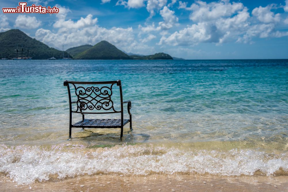 Immagine Una sedia solitaria sulla spiaggia del paradiso tropicale di Rodney Bay a Saint Lucia, Caraibi.