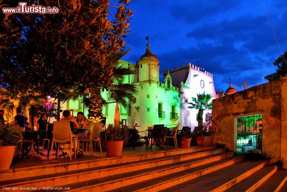 Immagine Una sera d'estate in centro a Cinisi, provincia di Palermo, Sicilia - © poludziber / Shutterstock.com