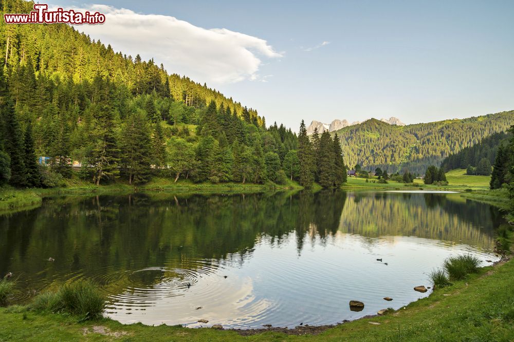 Immagine Una serata estiva al lago di Morgins, Svizzera. Il paese si trova a 1333 metri di quota nel Canton Vallese.