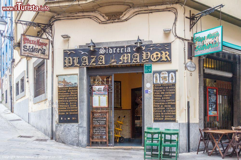 Immagine Una sidreria in Plaza Mayor a Gijon, Spagna: questi bar vendono sidro e altre bevande - © Kevin Hellon / Shutterstock.com