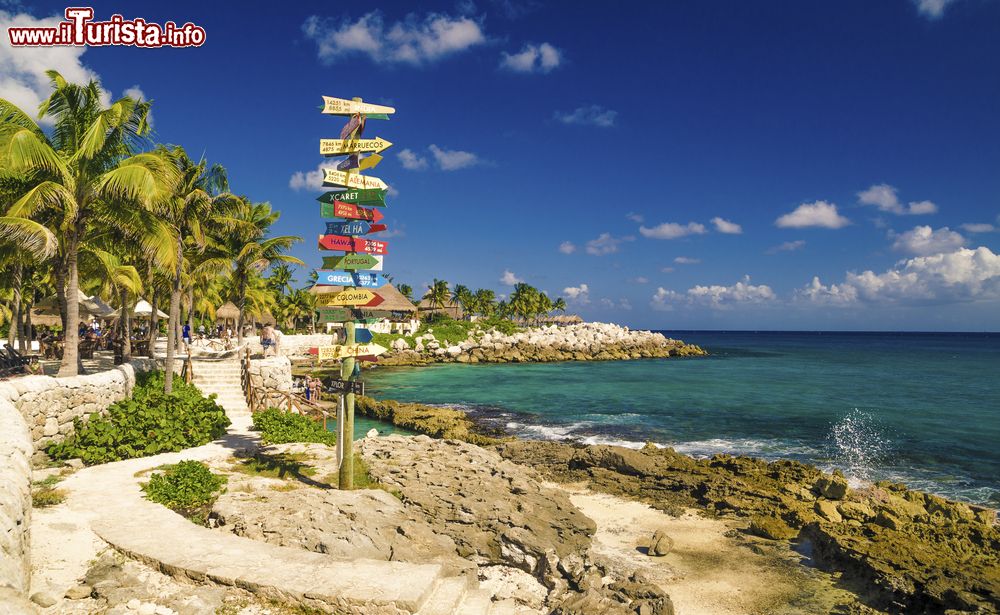Immagine Una simpatica bandiera segna località su una spiaggia di Xcaret, Messico.