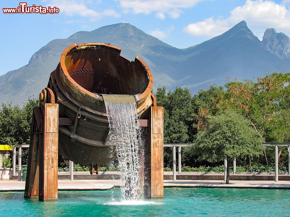 Immagine Una singolare fontana fatta con parti di una fornace di metallo, Monterrey, Messico.