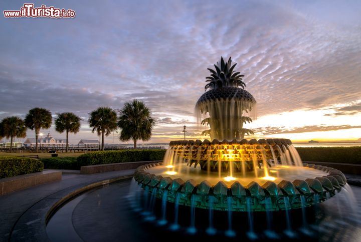 Immagine Una spettacolare alba sul porto di Charleston, South Carolina. Dietro la "fontana ananas" si apre l'Oceano Atlantico - foto ©  Serge Skiba / Shutterstock.com