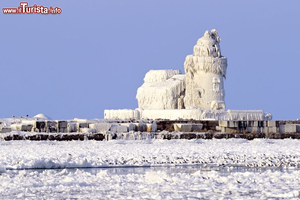 Immagine Una spettacolare immagine del Cleveland Harbor West Pierhead Lighthouse ghiacciato, Ohio (USA). In funzione dal 1911 (esisteva però già un punto luce nel 1831), questo faro indica la strada alle navi in ingresso al porto di Cleveland e del fiume Cuyahoga.