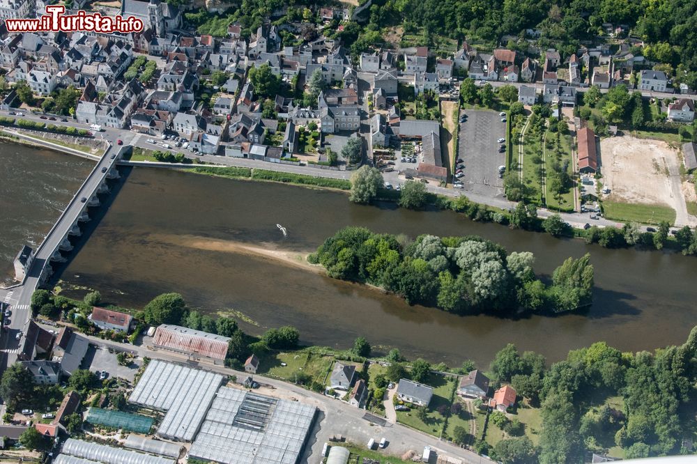 Immagine Una spettacolare veduta aerea della città di Montrichard sul fiume Cher, Francia.