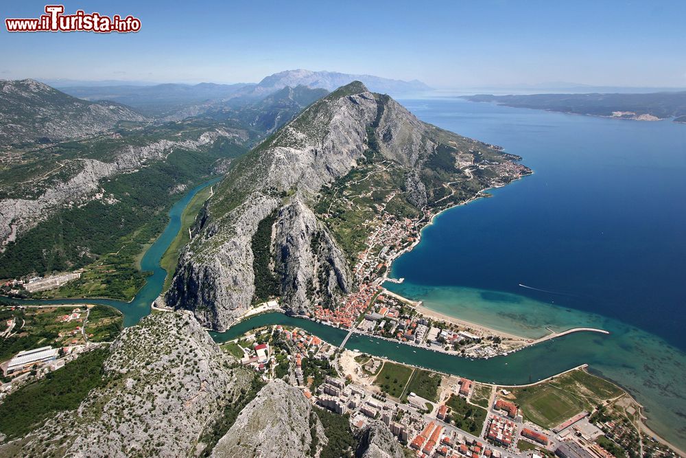 Immagine Una spettacolare veduta di Omis e le sue falesie famose per le arrampicate in Croazia