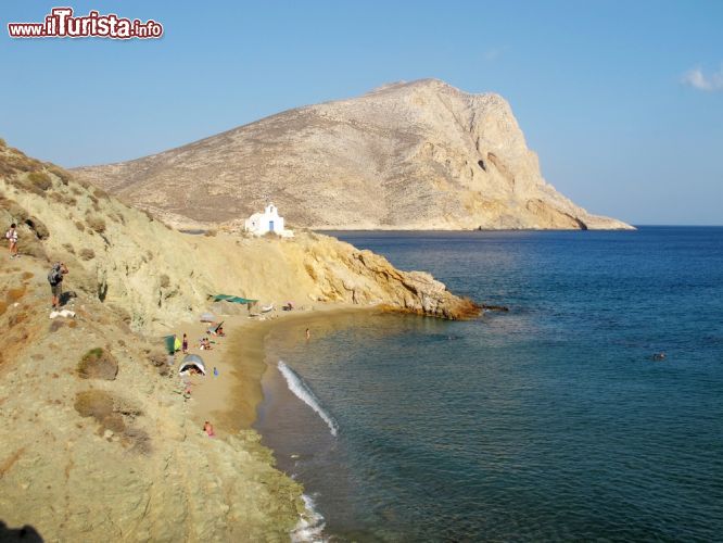 Immagine Una spiaggetta isolata sulla costa di Anafi, Grecia. Per chi cerca una vacanza fatta di pace e relax ma con un mare dalle acque trasparenti e limpide Anafi è la destinazione perfetta - © Kostas Koutsaftikis / Shutterstock.com