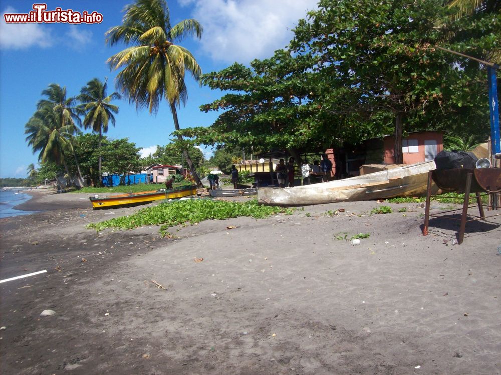 Immagine Una spiaggia a Portsmouth, isola di Dominica, Caraibi. Questa cittadina si trova nella parte settentrionale del paese: dotata di un proprio porto si affaccia sul Mar dei Caraibi.