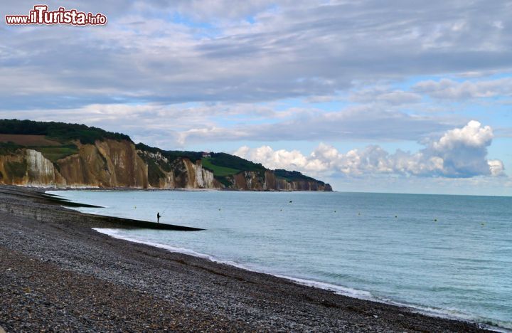 Immagine Una spiaggia a Pourville-sur-Mer, Alta Normandia, Francia. Questo antico villaggio di pescatori è divenuto una popolare località francese. Circondato da scogliere, il borgo di Pourville vanta belle spiagge e una suggestiva vista sul canale della Manica.