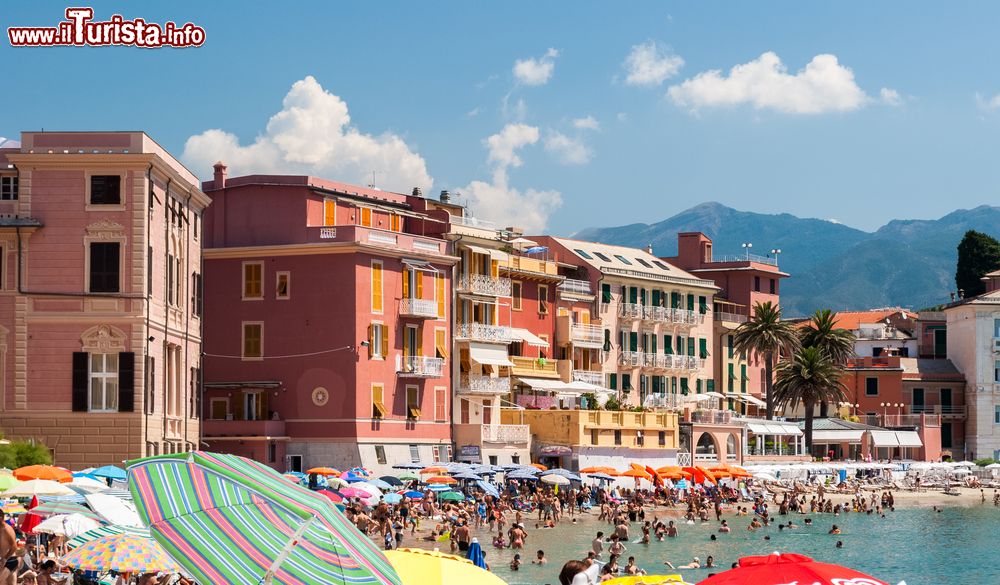 Immagine Una spiaggia affollata a Sestri Levante (Genova) durante l'estate, Liguria.