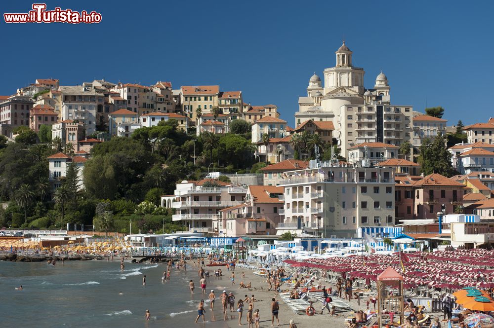 Immagine Una spiaggia affollata con sdraio e ombrelloni a Porto Maurizio, Imperia, in estate.