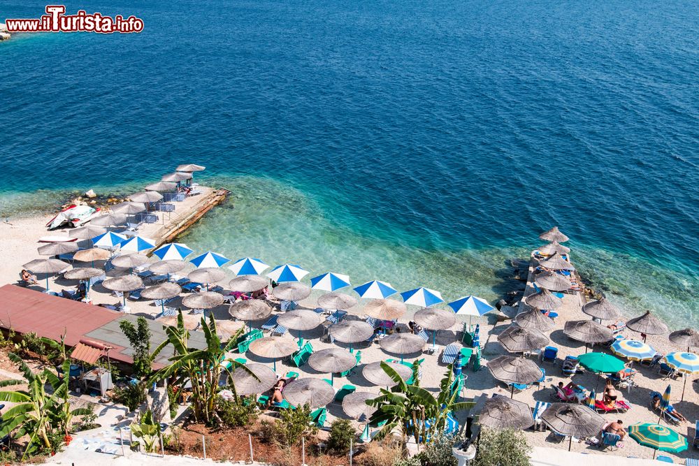 Immagine Una spiaggia attrezzata a Saranda in Albania