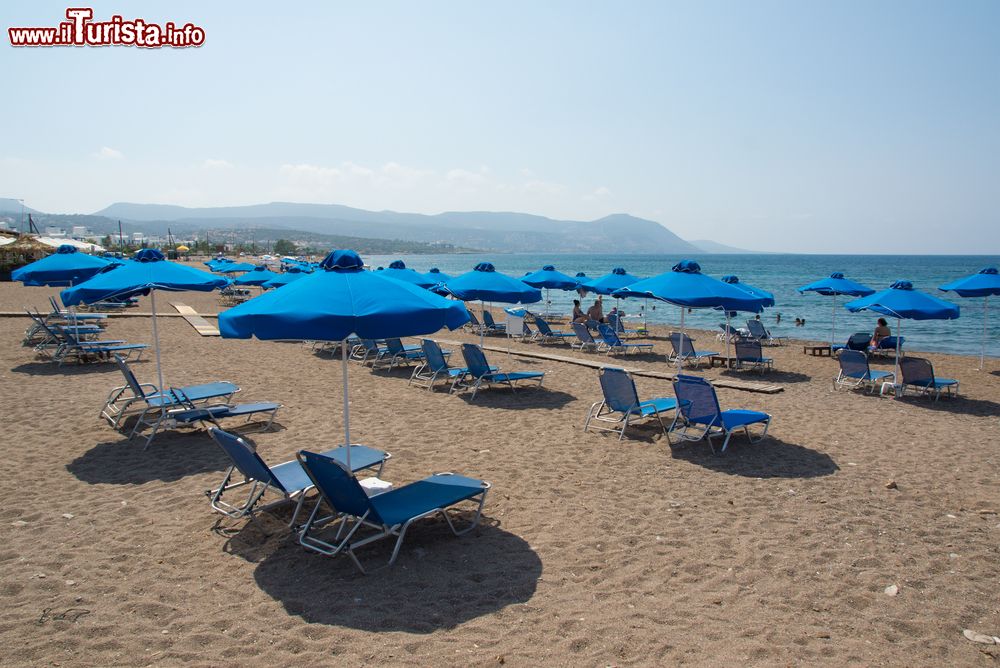 Immagine Una spiaggia attrezzata con sdraio e ombrelloni a Kyrenia, isola di Cipro. Grazie alla presenza di spiagge lunghe e vaste lambite da acque limpide e cristalline, Cipro consente di avere un rapporto privilegiato con il mare.