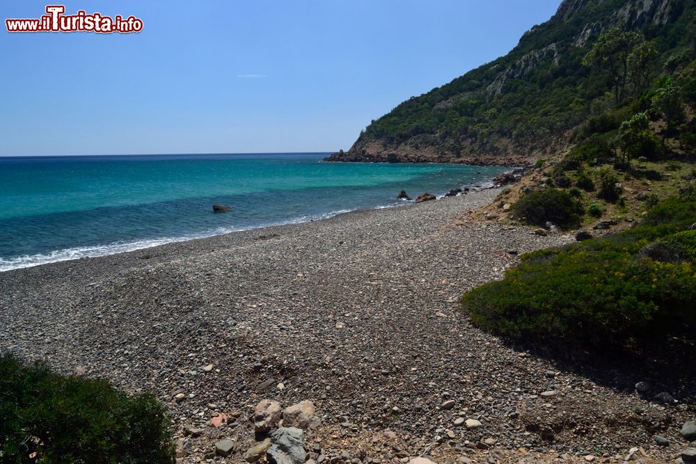 Immagine Una spiaggia con fondo a ciottoli a Coccorocci nei pressi di Tertenia in Sardegna