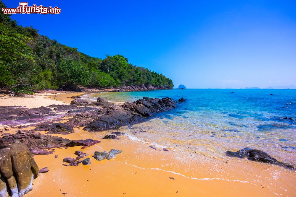 Immagine Una spiaggia con roccia e sabbia gialla sull'isola di Koh Yao Yai, provincia di Phang Nga, Thailandia.