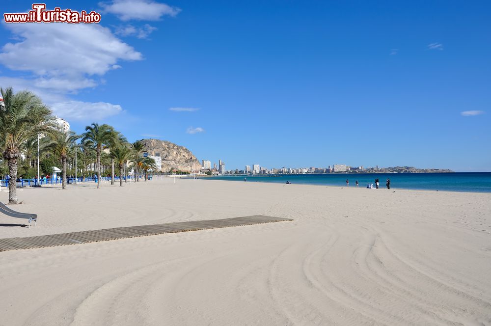 Immagine Una spiaggia con sabbia bianca a Alicante, Spagna, in inverno.