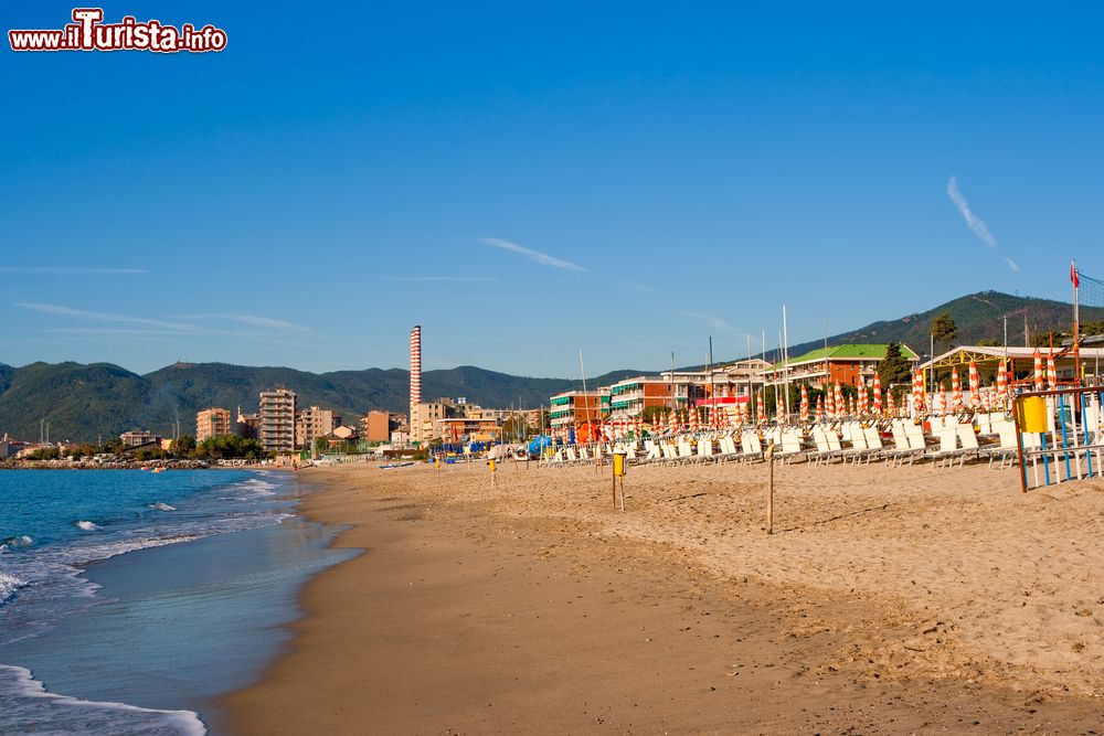 Immagine Una spiaggia del centro di Savona in Liguria. Dagli anni 2000 il litorale di Savona vanta la Bandiera Blu, riconoscimento Europeo per qualità delle acque e pulizia delle spiagge.