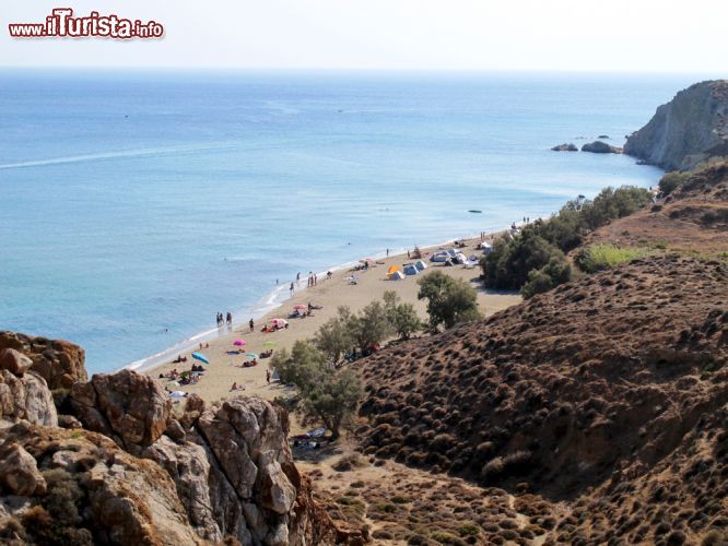 Immagine Una spiaggia del litorale di Anafi, Grecia. In alcuni tratti della costa si può fare campeggio libero - © Kostas Koutsaftikis / Shutterstock.com