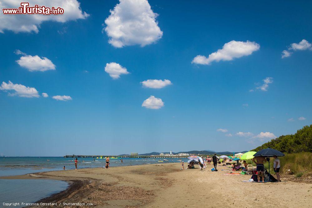 Immagine Una spiaggia del litorale di Scarlino in Toscana, sullo sfondo si scorge Follonica - © Francesca Cerretani / Shutterstock.com