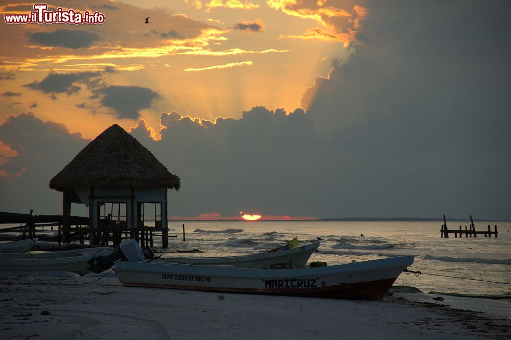 Immagine Una spiaggia dell'isola di Holbox fotografata al tramonto, Messico.