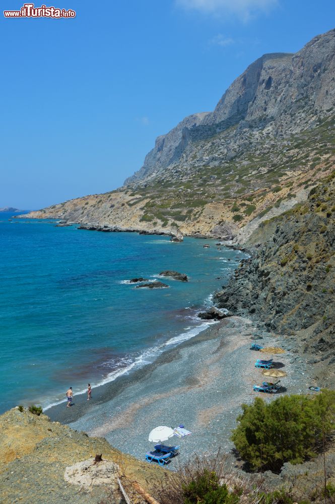 Immagine Una spiaggia dell'isola di Telendos vista dall'alto (Dodecaneso), Grecia. Passeggiando a piedi si possono incontrare graziose spiaggette di ciottoli.