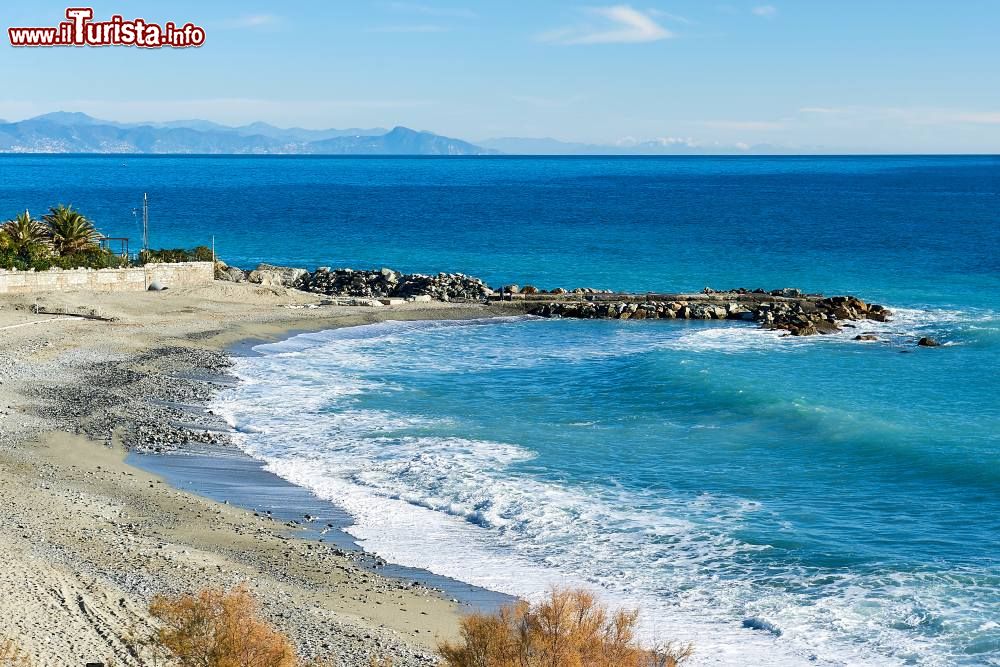 Immagine Una spiaggia deserta a Varazze, Riviera di Ponente in Liguria.