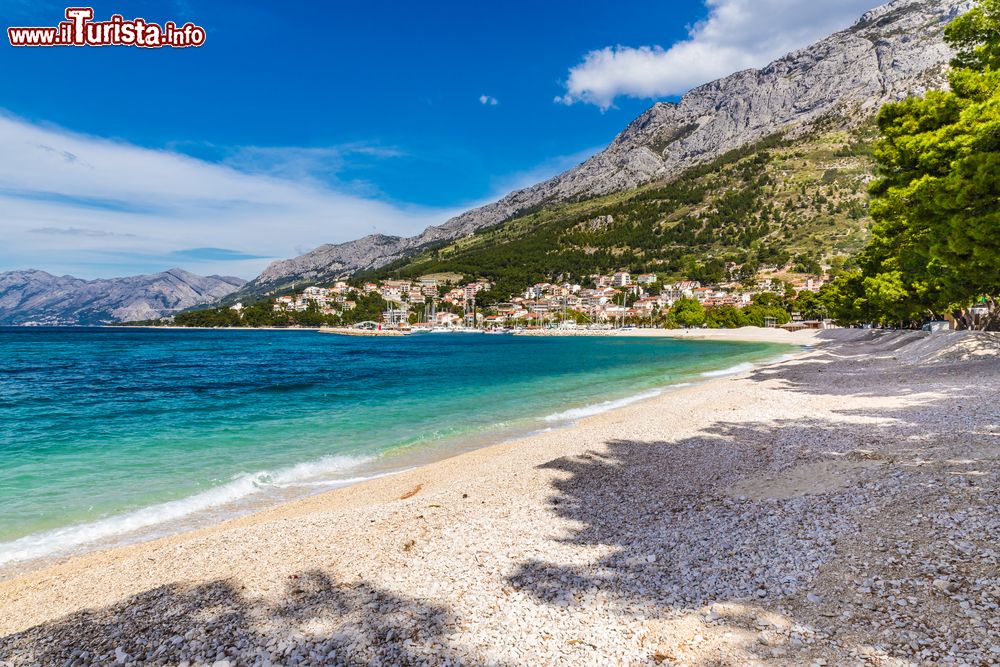 Immagine Una spiaggia deserta di sabbia nei pressi di Baska Voda, Croazia. Questa località turistica è nota per il centro storico, le chiese e le spiagge. Il pezzo forte della cittadina è proprio la sua grande spiaggia, considerata da molti una delle più belle dell'Adriatico.