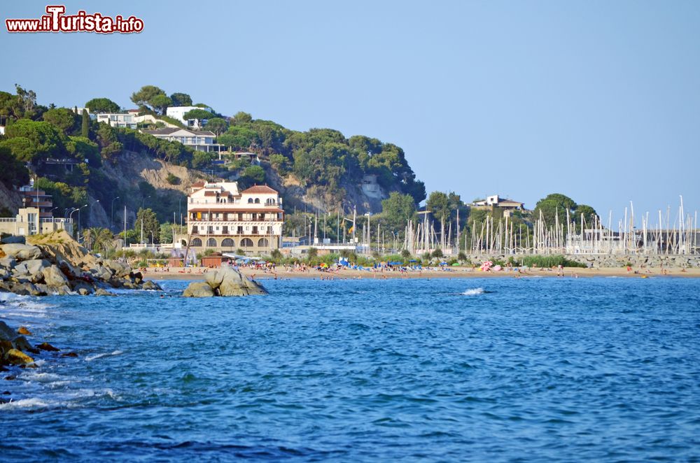 Immagine Una spiaggia di Arenys de Mar vista dagli scogli, Catalogna, Spagna.