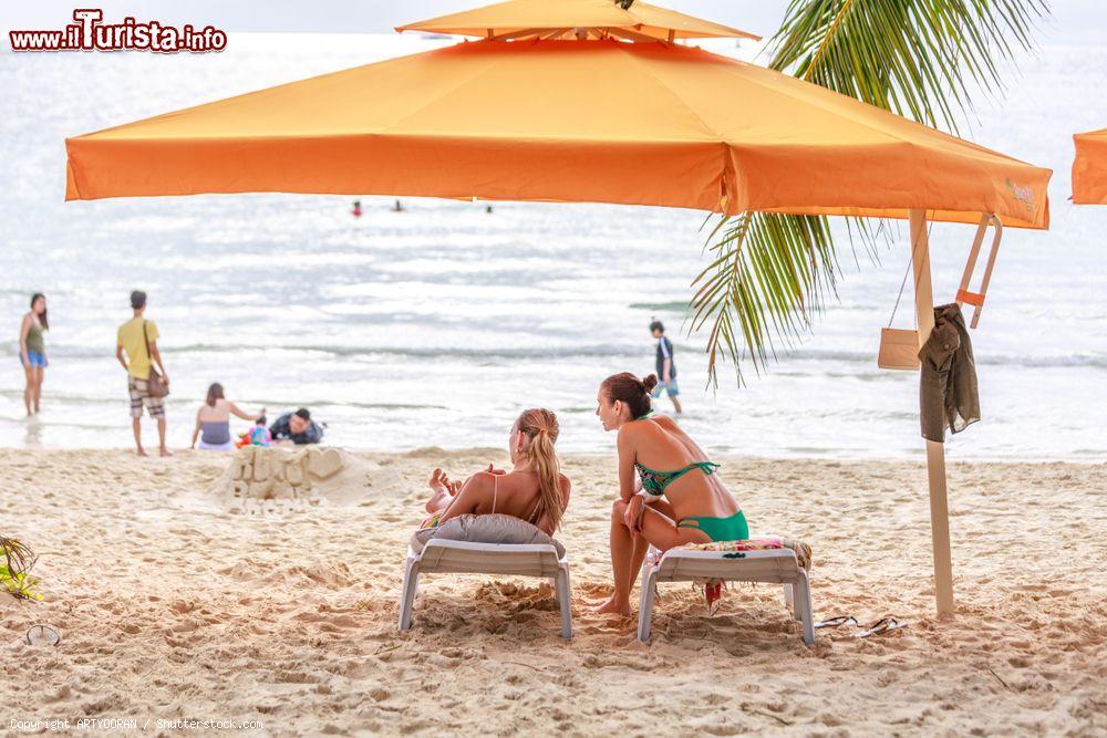 Immagine Una spiaggia di Boracay, isole Filippine: è un'esclusuva meta vacanze, adatta anche alle coppie gay - © ARTYOORAN / Shutterstock.com