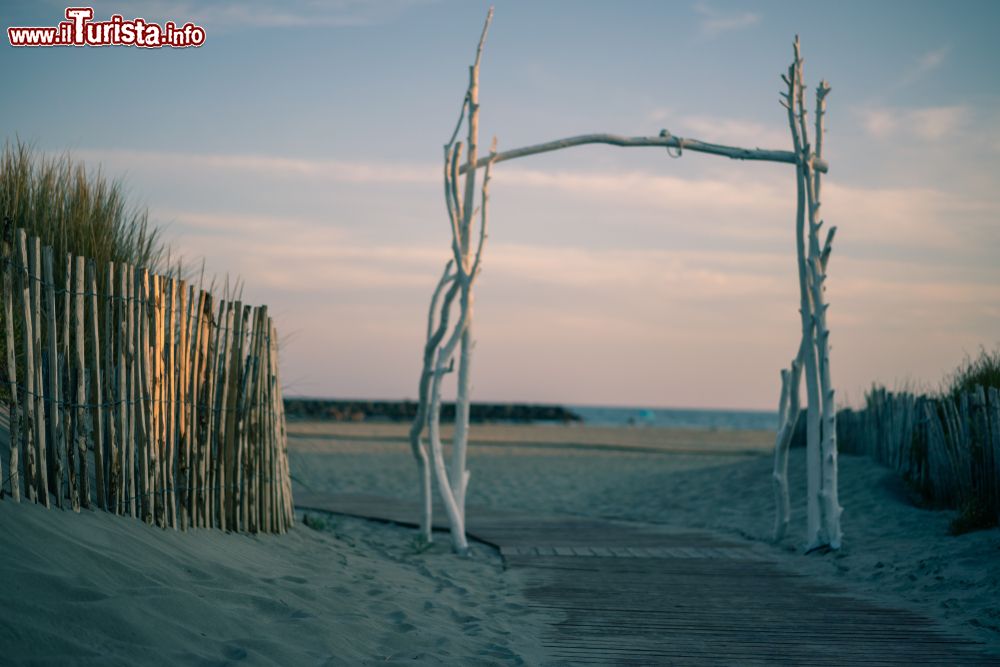 Immagine Una spiaggia di Cap d'Agde, Francia, al tramonto. Questa cittadina è uno dei santuari del naturismo del territorio francese. 