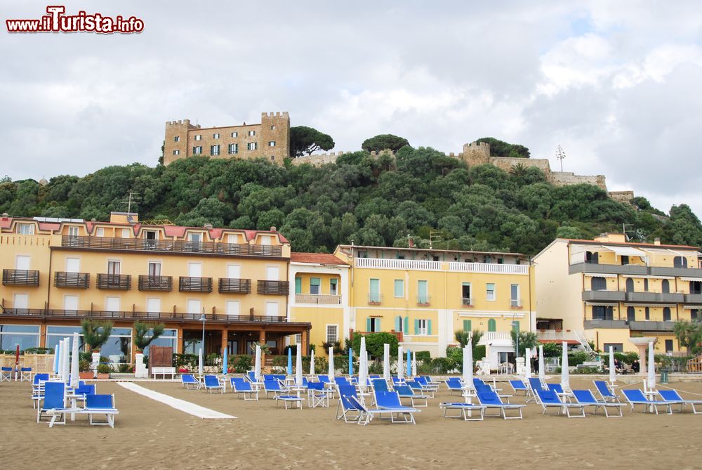 Immagine Una spiaggia di Castiglione della Pescaia, provincia di Grosseto, Toscana. Il tratto di costa di questa località è uno dei più belli di tutta la Toscana.