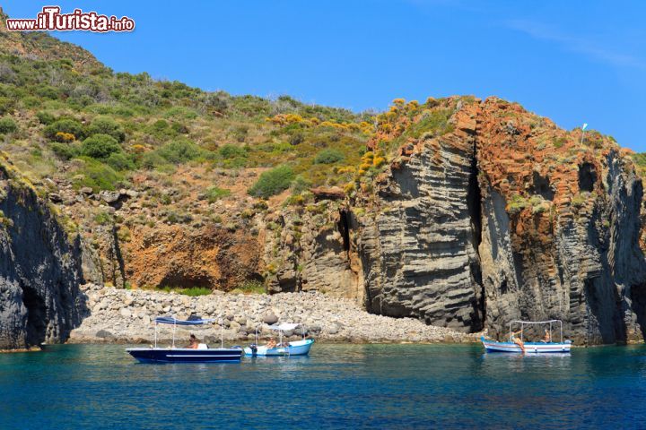 Immagine Una spiaggia di ciottoli sull'isola di Panarea, Sicilia - Una graziosa caletta di ciottoli racchiusa dalle scogliere a picco sul mare: siamo in una delle spiagge di Panarea, isola fra le più frequentate delle Eolie © EugeniaSt / Shutterstock.com