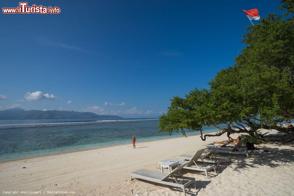 Immagine Una spiaggia di Gili Trawangan, isole Gili, Indonesia. Assieme a Bali e Borobodur, è una delle destinazioni turistiche indonesiane più popolari - © shaifulzamri / Shutterstock.com