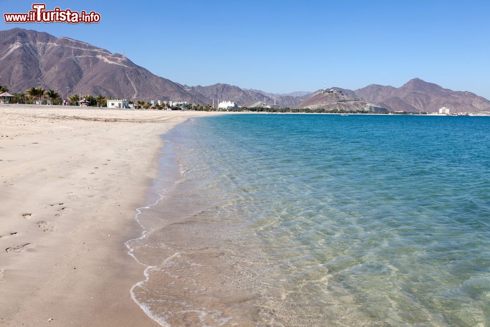 Immagine Una spiaggia di Khor Fakkan, Fujairah, Emirati Arabi Uniti. Si affaccia sul Golfo dell'Oman ed è la più grande città della costa orientale dopo Fujairah City.