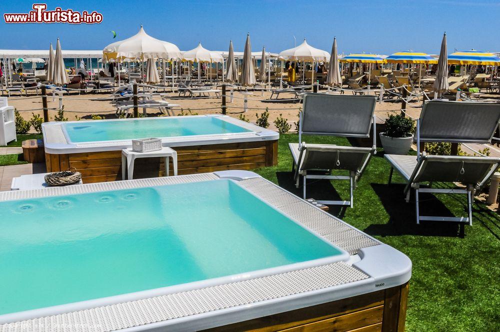 Immagine Una spiaggia di Riccione, Emilia Romagna, con sdraio, ombrelloni e jacuzzi - © s74 / Shutterstock.com