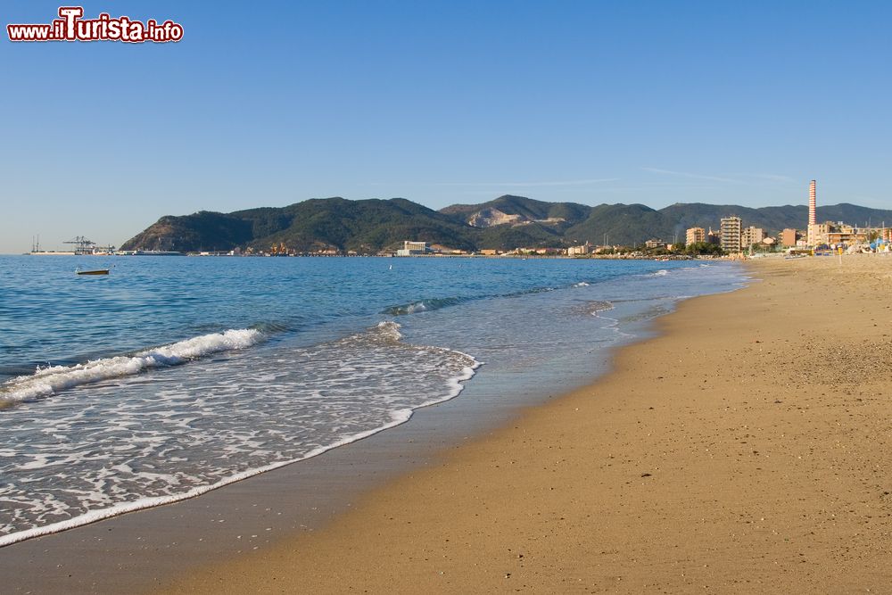 Immagine Una spiaggia di Savona, riviera di Ponente, Liguria.