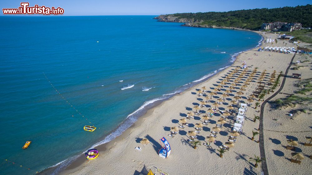 Immagine Una spiaggia di Sozopol (Bulgaria) fotografata dall'alto.