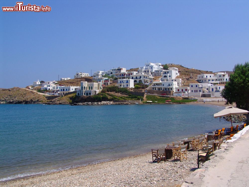 Immagine Una spiaggia e un villaggio di Kythnos, siamo sulle Cicladi occidentali in Grecia